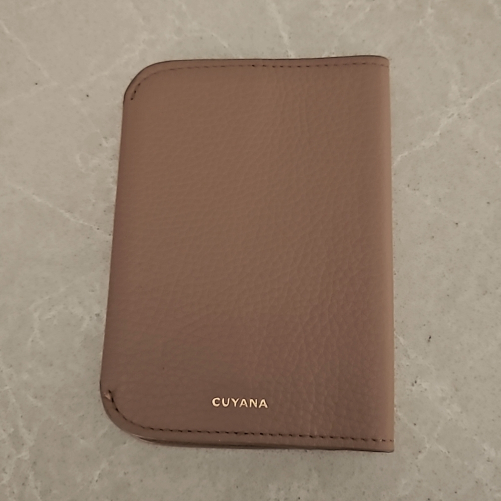 Cuyana passport holder